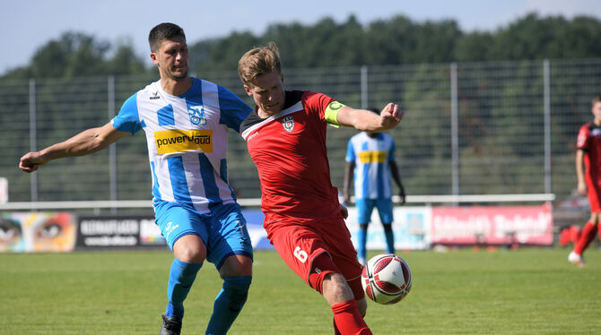 Pierre Eiberger gegen Nico Huber Pierre Eiberger (rechts) gegen Oberacherns Torjäger Nico Huber