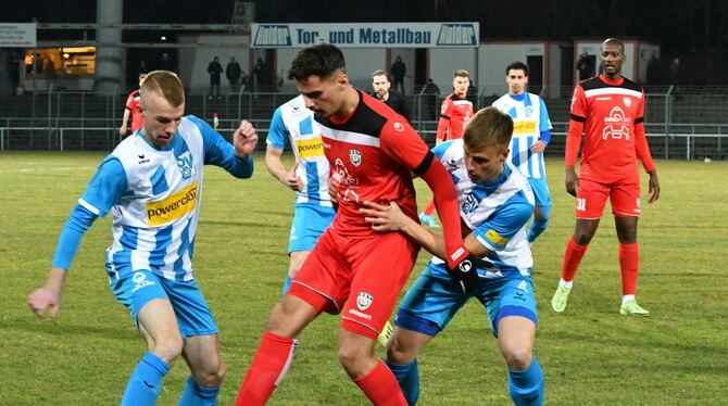 Kein Durchkommen für Bleart Dautaj vom SSV Reutlingen gegen den SV Oberachern.