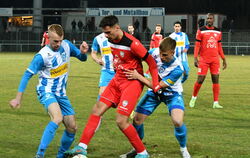 Kein Durchkommen für Bleart Dautaj vom SSV Reutlingen gegen den SV Oberachern.