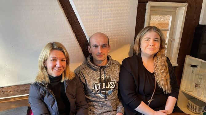 Mykola Boiko ist am Montag in Eningen angekommen und wohnt seither bei Katharina Fischer (rechts) und ihrer Familie. Die in Enin