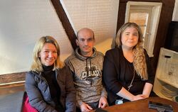 Mykola Boiko ist am Montag in Eningen angekommen und wohnt seither bei Katharina Fischer (rechts) und ihrer Familie. Die in Enin