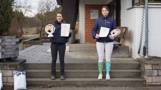 Die Siegerinnen: links Janine Utz (Fachrichtung Pferdezucht), rechts Karin Wanner (Fachrichtung Pferdehaltung und Service). Die Siegerinnen: links Janine Utz (Fachrichtung Pferdezucht), rechts Karin Wanner (Fachrichtung Pferdehaltung und Service).
