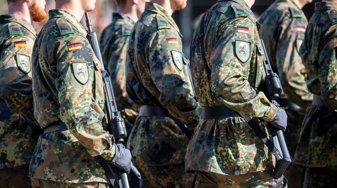 Soldaten der Bundeswehr auf dem Appellplatz im niedersächsischen Seedorf.  FOTO: SCHULDT/DPA