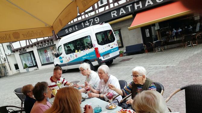 Gäste des »Tagestreffs am See« bei einem Trip der Reutlinger Altenhilfe zur Eisdiele nach Bad Urach.