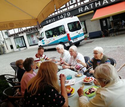 Gäste des »Tagestreffs am See« bei einem Trip der Reutlinger Altenhilfe zur Eisdiele nach Bad Urach.