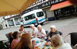 Gäste des »Tagestreffs am See« bei einem Trip der Reutlinger Altenhilfe zur Eisdiele nach Bad Urach.