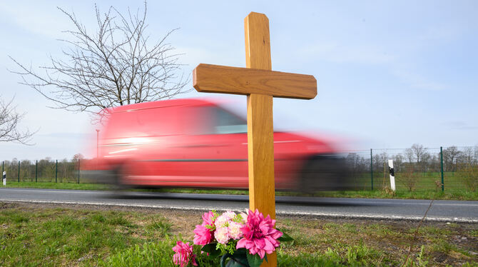 Bei jedem sechsten Verkehrsunfall mit Toten oder Schwerverletzten war zu schnelles Fahren ursächlich. FOTO: STRATENSCHULTE/DPA