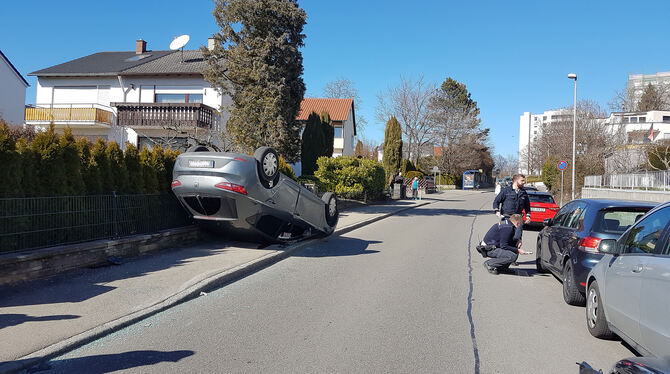 Unfall Justinus-Kerner-Straße Reutlingen Ein Auto hat sich bei dem Unfall aufs Dach gedreht.