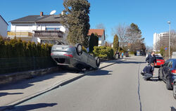 Ein Auto hat sich bei dem Unfall aufs Dach gedreht.