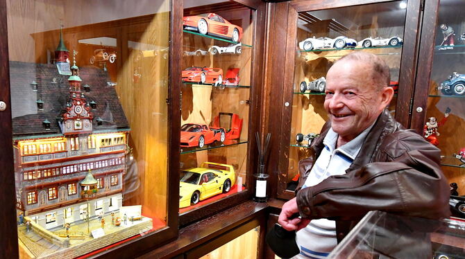 Peter Bentjen steht neben dem Mini-Rathaus im Boxenstop-Museum.