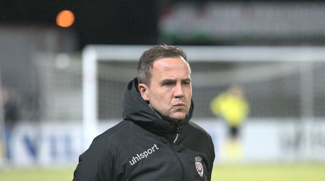 Schnürt vor dem Heimspiel gegen den SGV Freiberg ein dickes Sorgenpaket: SSV-Trainer Maik Schütt.