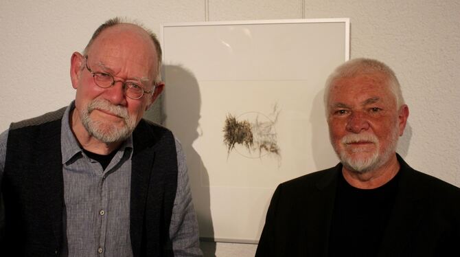 Axel Standke (rechts) und Klaus Tross haben gemeinsam die Ausstellung »transfinit, gezeichnet und getextet« in der Pfullinger S Axel Standke (rechts) und Klaus Tross haben gemeinsam die Ausstellung »transfinit, gezeichnet und getextet« in der Pfullinger S