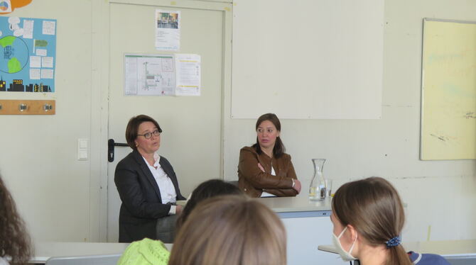 Widmann-Mauz (links) und Magwas stehen Jugendlichen Rede und Antwort.  FOTO: RIESNER