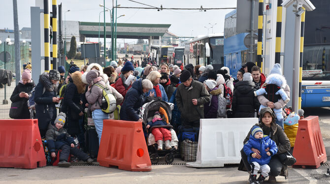 Erschöpft, hungrig und durchgefroren kommen die ukrainischen Kriegsflüchtlinge in Polen an, vor allem Frauen und Kinder. FOTO: U