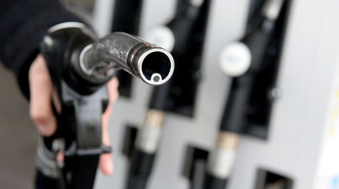 Spritpreise gehen leicht zurück