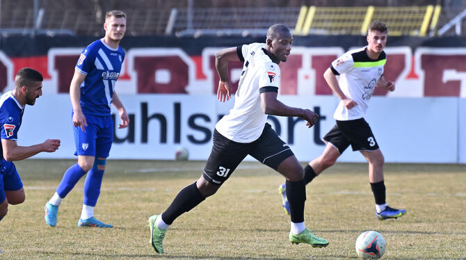 SSV-Spieler Onesi Kuengienda in Aktion gegen Freiberg.
