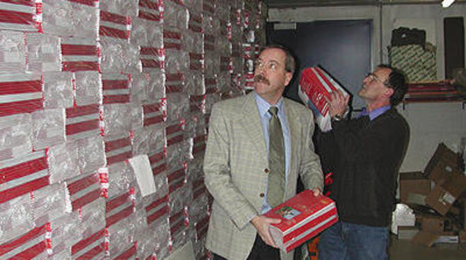 Wolfgang Schütz, neuer Bad Uracher Tourismus-Manager, und Hausmeister Josef Pirhofer bei den Prospekten für die CMT. GEA-FOTO: E