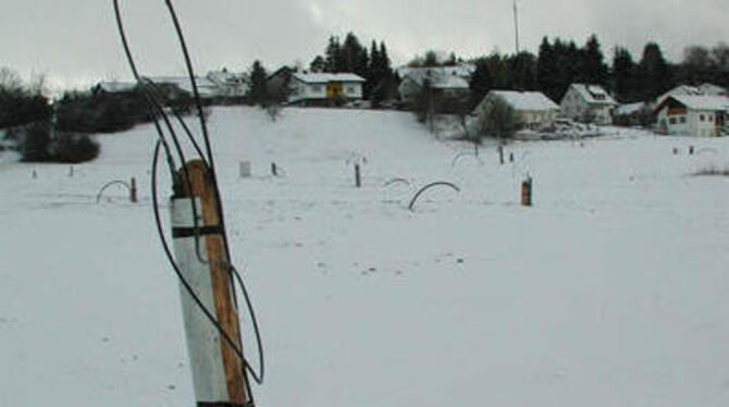 Wie moderne Landschaftskunstwerke ragen die Elektro-Anschlüsse für die künftigen Häuser im Undinger Baugebiet »Ottenrain&l