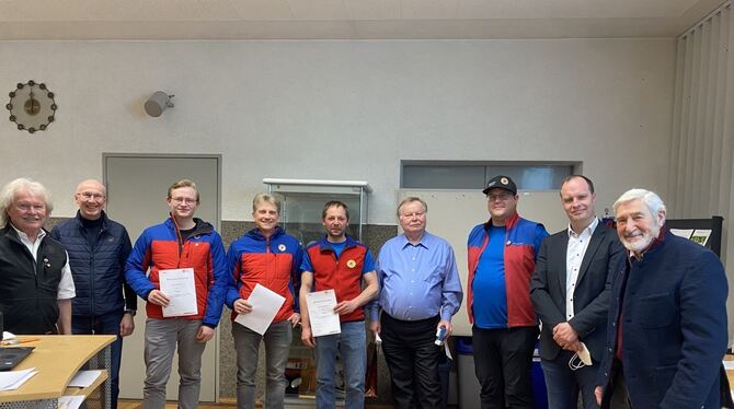 Bergwachtleiter Jochen Boley (links) zeichnete in der Hauptversammlung etliche langjährige Mitglieder aus, sowohl Förderer wie Bergwachtleiter Jochen Boley (links) zeichnete in der Hauptversammlung etliche langjährige Mitglieder aus, sowohl Förderer wie