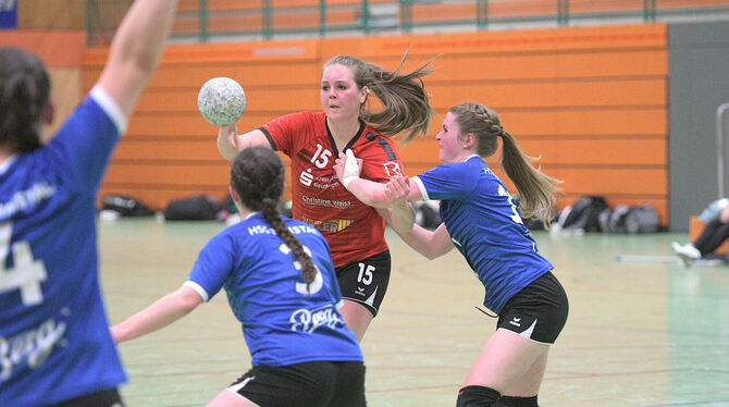 Die überragende Jana Plankenhorn (mit Ball) vom VfL Pfullingen wird von Suna Ceken (links) und Katja Lenknereit von der HSG Erms Die überragende Jana Plankenhorn (mit Ball) vom VfL Pfullingen wird von Suna Ceken (links) und Katja Lenknereit von der HSG Erms