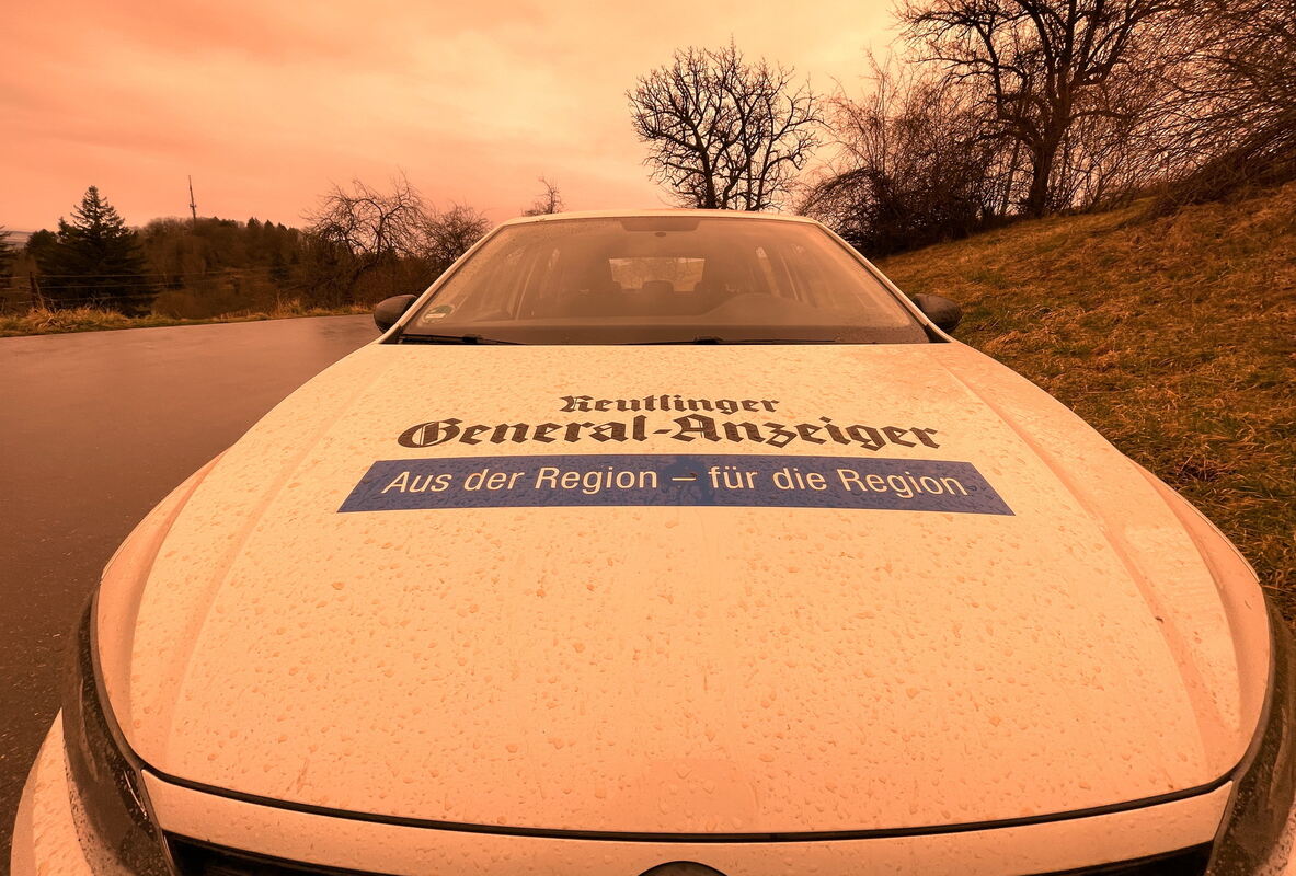 Blutregen auf Auto FOTO MEYER