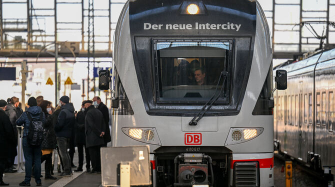 Intercity Ein Intercity der Deutschen Bahn (DB) steht im Hauptbahnhof in Chemnitz.