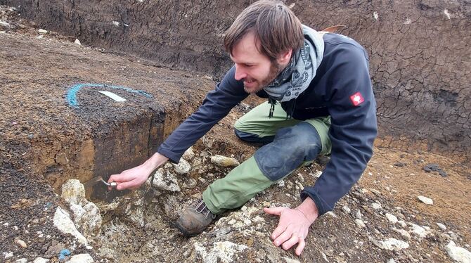 Archäologen graben wieder in Undingen. Keramik haben sie noch nicht gefunden. Jonas Armingeon legt gerade eine Pfostengrube frei