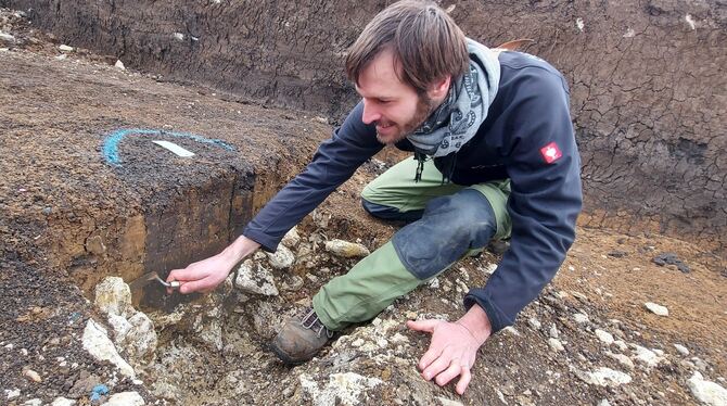 Archäologen graben wieder in Undingen. Keramik haben sie noch nicht gefunden. Jonas Armingeon legt gerade eine Pfostengrube frei