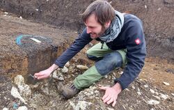Archäologen graben wieder in Undingen. Keramik haben sie noch nicht gefunden. Jonas Armingeon legt gerade eine Pfostengrube frei