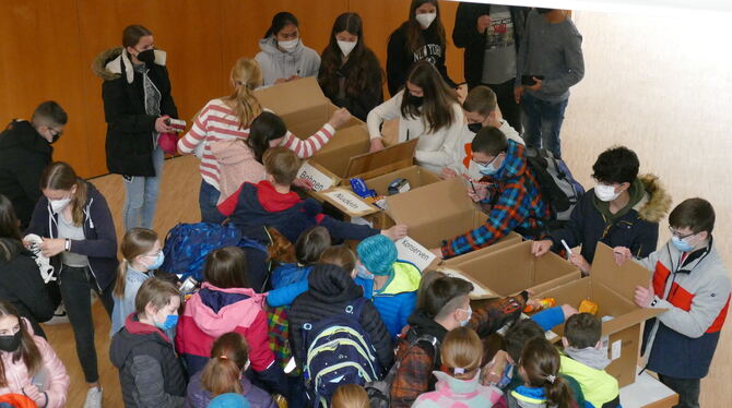 Rege Beteiligung bei der Lebensmittelspendenaktion der 10d im Quenstedt-Gymnasium.  FOTO: HASEL