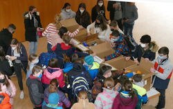 Rege Beteiligung bei der Lebensmittelspendenaktion der 10d im Quenstedt-Gymnasium.  FOTO: HASEL