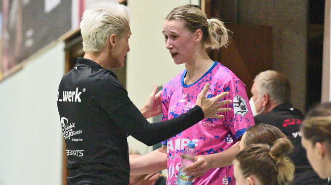 Das Heimspiel der Metzinger Bundesliga-Handballerinnen – im Bild Trainerin Edina Rott und Lena Degenhardt – gegen den VfL Oldenb