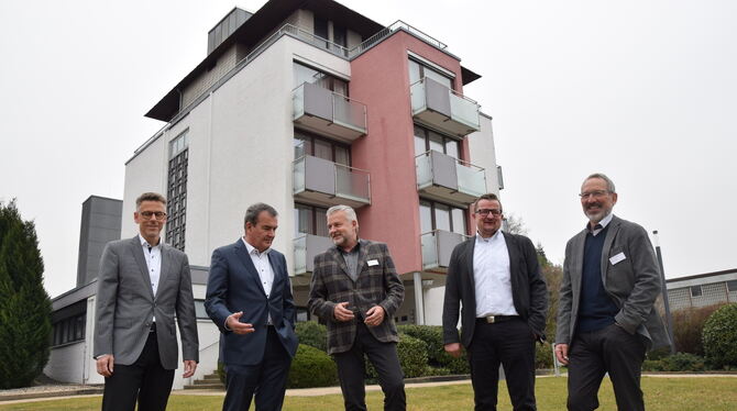 In neuen Händen (von links): Andreas Lingk (Vorsitzender der Gesellschafterversammlung der GP.rt und PP.rt) , Hotelier Fritz En