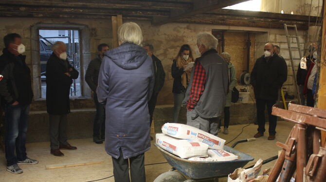 Gabi und Peter Kaiser (mit dem Rücken zur Kamera), Eigentümer der Ofterdinger Mühle, erläuterten den Gemeindertäten die Feinhei Gabi und Peter Kaiser (mit dem Rücken zur Kamera), Eigentümer der Ofterdinger Mühle, erläuterten den Gemeindertäten die Feinhei