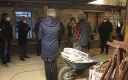  Gabi und Peter Kaiser (mit dem Rücken zur Kamera), Eigentümer der Ofterdinger Mühle, erläuterten den Gemeindertäten die Feinhei