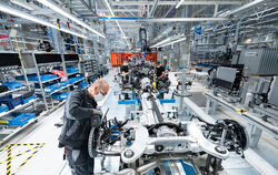 Mit der »Factory 56« hat Daimler 2020 in Sindelfingen ein komplett digitalisiertes und vernetztes Werk eröffnet. FOTO: STEIN/DPA
