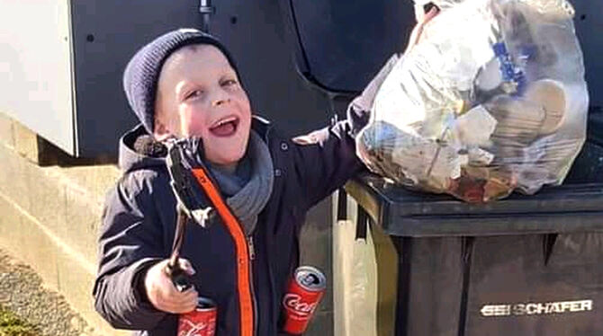 Der fünfjährige Ben Schwaner ist fast täglich mit der Greifzange unterwegs und füllt einen Müllbeutel nach dem anderen.  FOTOS: