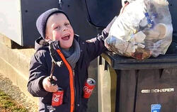Der fünfjährige Ben Schwaner ist fast täglich mit der Greifzange unterwegs und füllt einen Müllbeutel nach dem anderen.  FOTOS: 