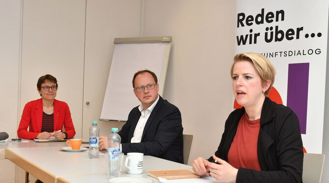 Kai Burmeister, DGB-Bezirksvorsitzender Baden-Württemberg, und seine Stellvertreterin Maren Diebel-Ebers (rechts), zu Besuch in