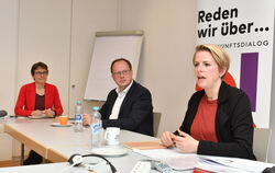 Kai Burmeister, DGB-Bezirksvorsitzender Baden-Württemberg, und seine Stellvertreterin Maren Diebel-Ebers (rechts), zu Besuch in 