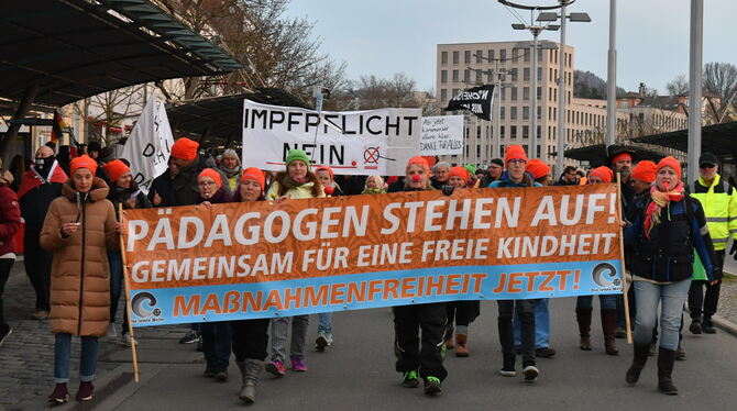 Teilnehmer der Samstags-Demo in Reutlingen bekundeten wieder ihren Unmut gegen die Corona-Politik.