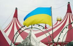 Ukrainische Flagge vor Zirkus