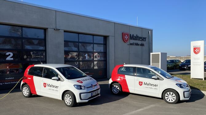 Elektrofahrzeuge vor der Rettungswache in Metzingen. Eingesetzt werden die Fahrzeuge je nach Bedarf im ganzen Einsatzgebiet der