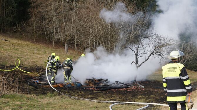 Die Feuerwehr löscht in Münsingen-Rietheim die Überreste eines Schuppens.