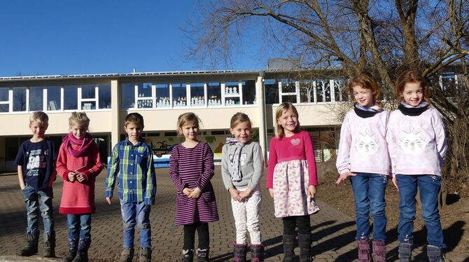 Viermal Zwillinge, aber acht eigene Persönlichkeiten lernen gemeinsam in der ersten Klasse. Sie sind auch gern in der Nachmittag Viermal Zwillinge, aber acht eigene Persönlichkeiten lernen gemeinsam in der ersten Klasse. Sie sind auch gern in der Nachmittag