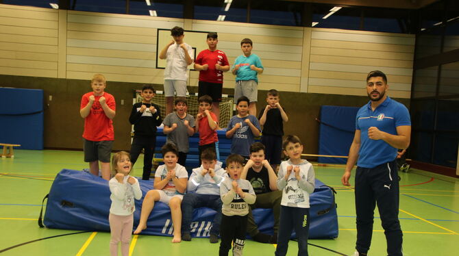 Die rasante Entwicklung erstaunt den Bad Uracher Salvatore Piccolo (rechts) mit der großen Liebe zum Boxen.  FOTO: OECHSNER