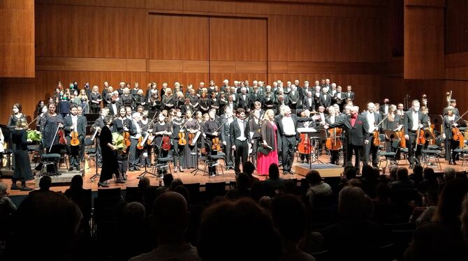 Konzertchor Reutlingen, Kinderchor, Württembergische Philharmonie, Dirigent Martin Künstner und Solisten nach der Aufführung in