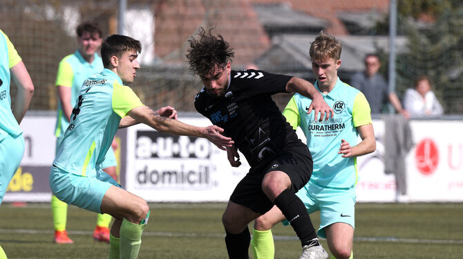 Ertugrul-Ahmet Asma (links) von den A-Junioren des VfL Pfullingen. Rechts: Mike Rommel vom FC Rottenburg.  FOTO: BAUR