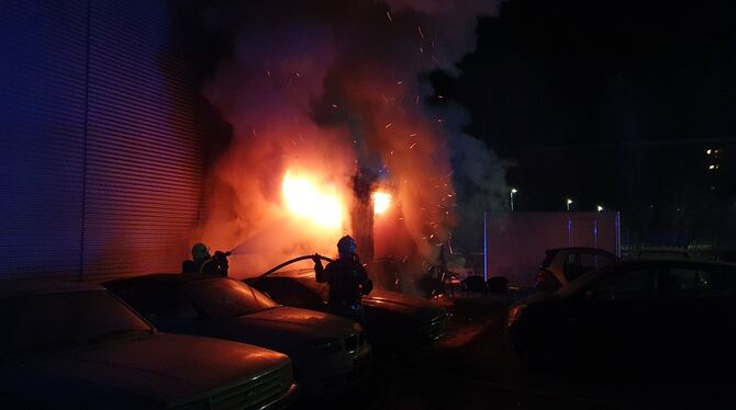 Die Feuerwehr kann den Brand eines Bürocontainers im Industriegebiet West in Reutlingen schnell eindämmen.