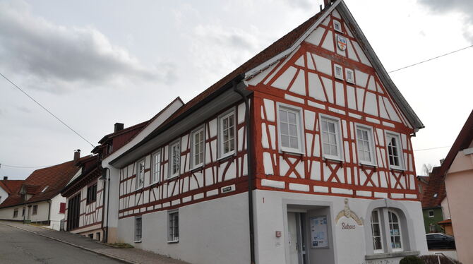 Das denkmalgeschützte Erpfinger Rathaus stammt aus dem Jahr 1886 und wurde – an der Steigstraße – teilweise in den Hang gebaut. Das denkmalgeschützte Erpfinger Rathaus stammt aus dem Jahr 1886 und wurde – an der Steigstraße – teilweise in den Hang gebaut.